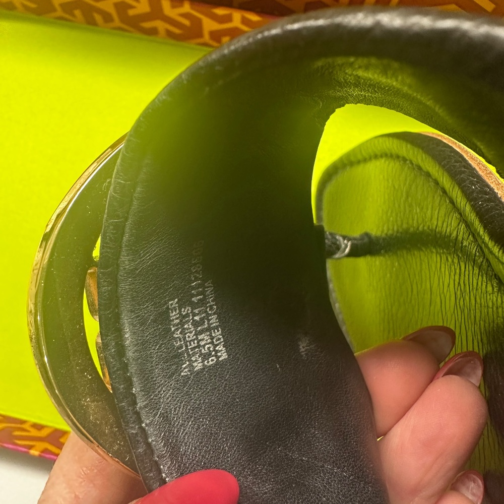 Tory Burch Black Leather Thong Sandals with Gold Logo - Picture 13 of 14